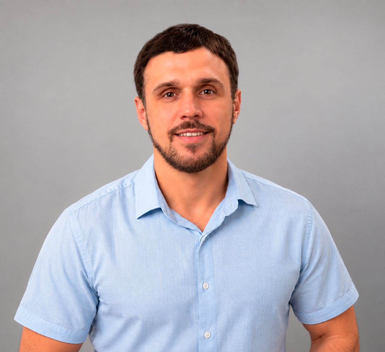 Stepan Kalashnikov in a light blue shirt